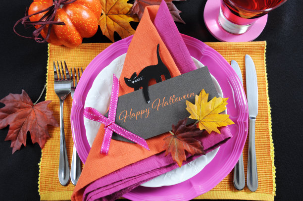 万圣节快乐餐桌摆着问候文字。图片下载