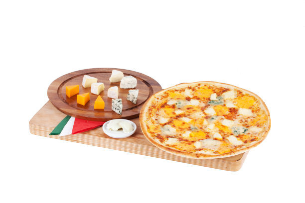 有四个奶酪的意大利披萨图片下载