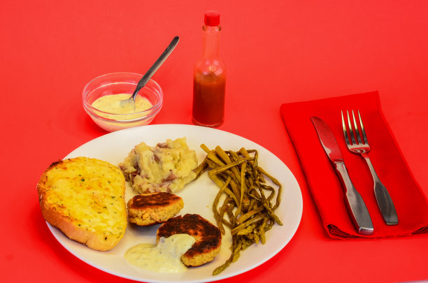 三文鱼炸丸子配挞酱图片下载