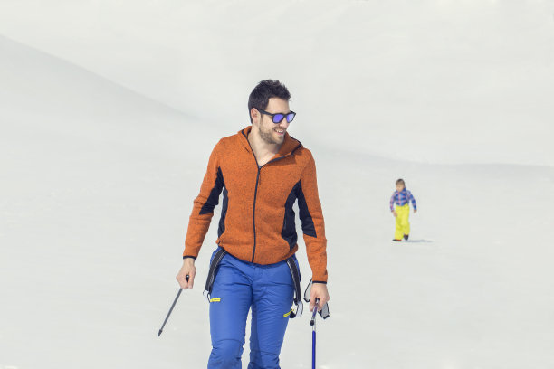 父亲和儿子走在雪地里图片下载