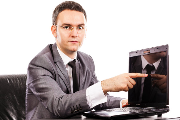 年轻的商人在他的笔记本上展示一些东西图片下载