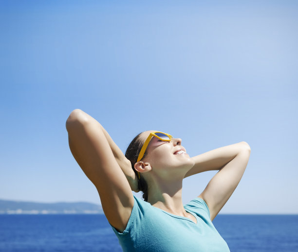 沙滩上的女孩图片下载