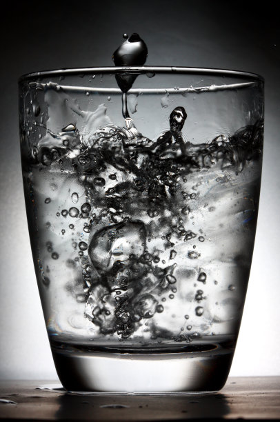 水飞溅在黑色背景上图片下载