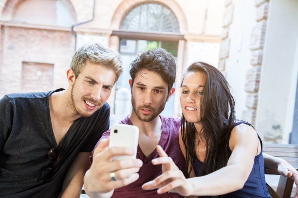 有问题!三个朋友拍了一张照片图片下载