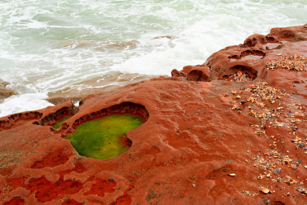红色岩石上的心形图片下载