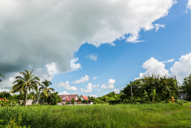 泰国乡村的蓝天和云朵。图片下载