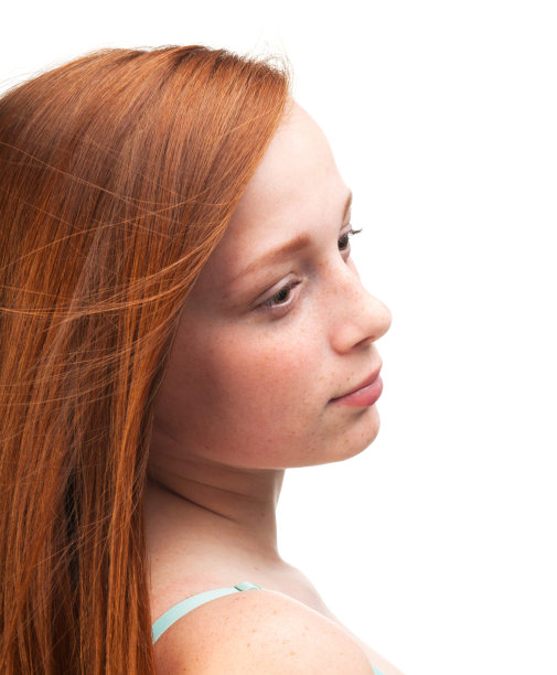 一个红头发女孩的侧面图片下载