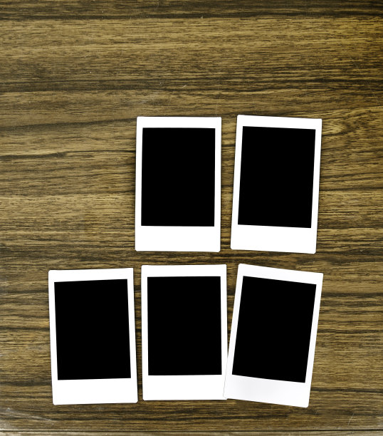 相框孤立在木制背景上图片下载