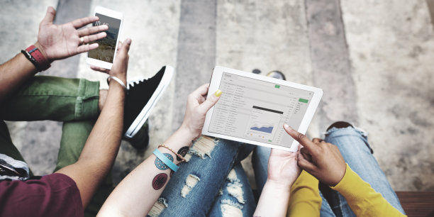 学生打破分析数字平板手机技术C素材图片