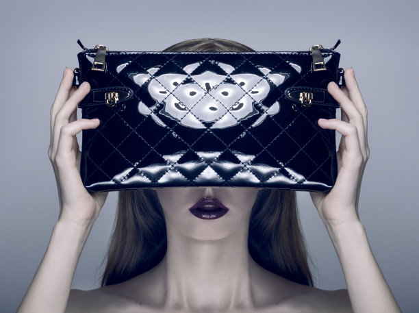 年轻漂亮的金发女人拿着手提包的时尚照片图片下载