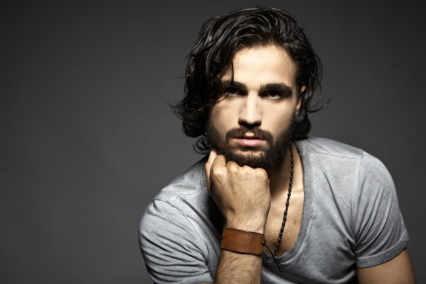 英俊的年轻人的肖像图片下载