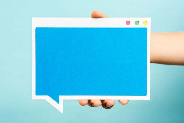 空白蓝窗电脑概念。语音气泡概念蓝色背景素材图片
