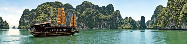 美丽的海湾环绕高山，下龙湾，越南图片下载