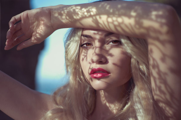 美丽的女士和阳光图片下载