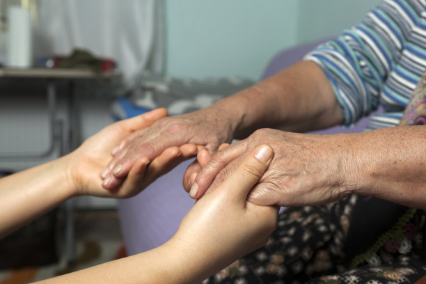 老人和年轻人的手图片下载