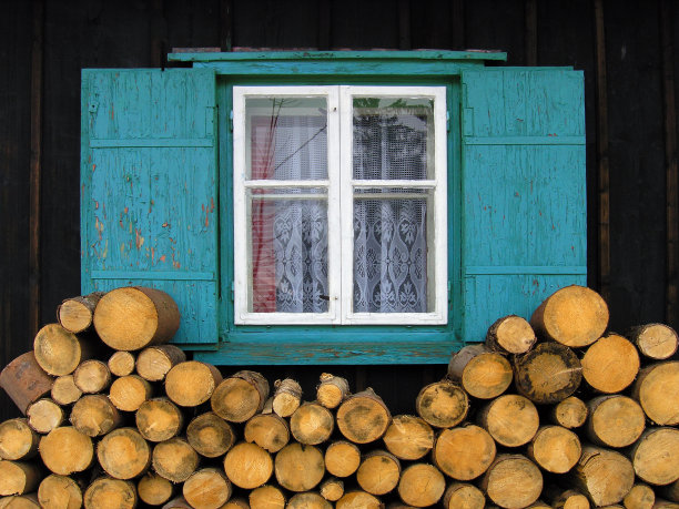 原木之间的窗户图片下载