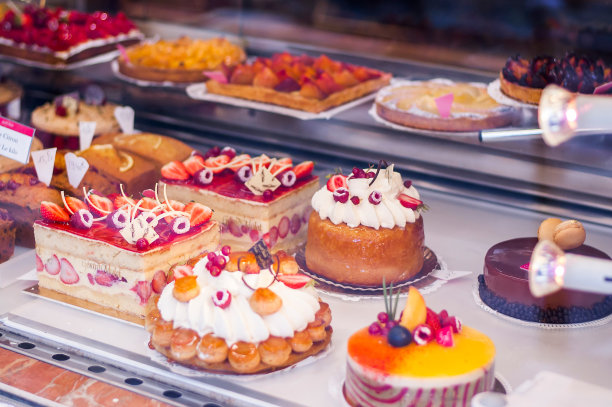 糕点店有各种水果和浆果蛋糕图片下载