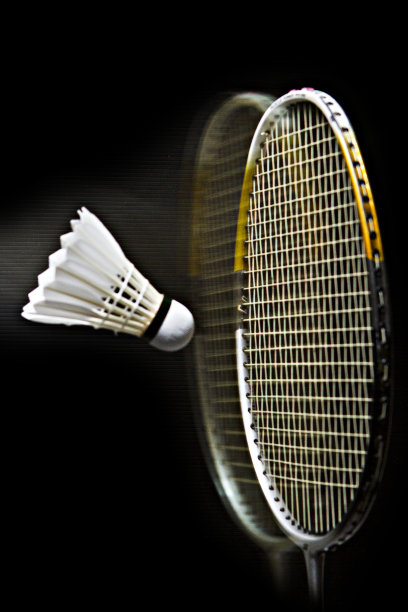 用羽毛球拍拍毽子。图片下载