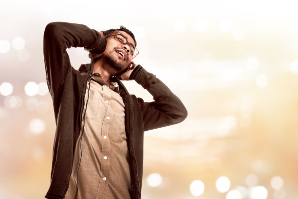 亚洲年轻人通过耳机听音乐图片下载