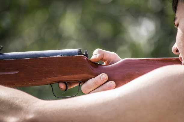 手持步枪的男子图片下载