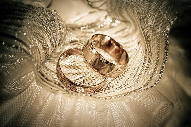结婚戒指在闪亮的织物上图片下载