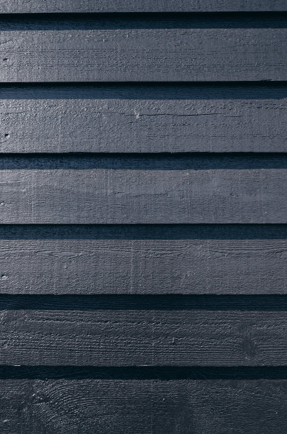黑色喷漆的松木板，传统的挪威sidind图片下载