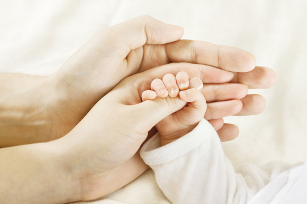 家庭和新生婴儿的手，母亲父亲孩子，关爱概念素材图片