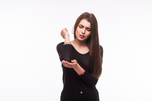 女人手肘剧烈疼痛。图片下载