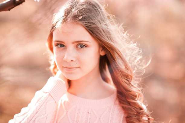 户外的可爱少女图片下载