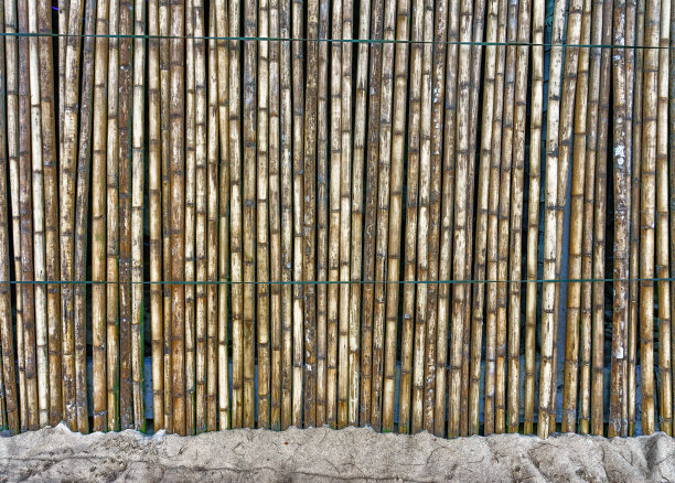 美丽的竹栅栏在沙滩上图片下载