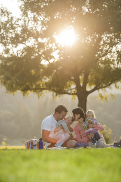 德国，鲁茨多夫，一家人带着两个孩子在野餐图片下载