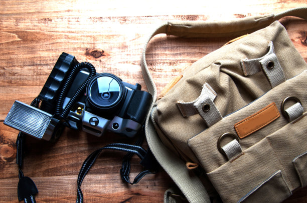 旧相机和包，木制背景图片下载