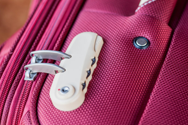 红色旅行袋上的密码锁图片下载