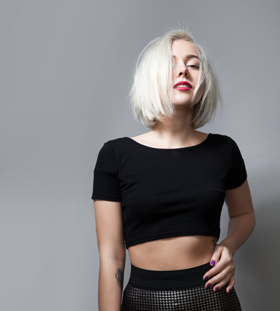 留着短发，穿着空白t恤的时尚女性图片下载