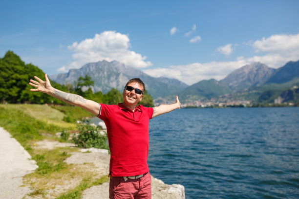 度假的快乐男人图片下载