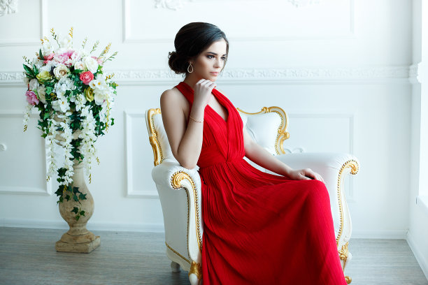 漂亮的女士，穿着红衣服，画着晚妆图片下载