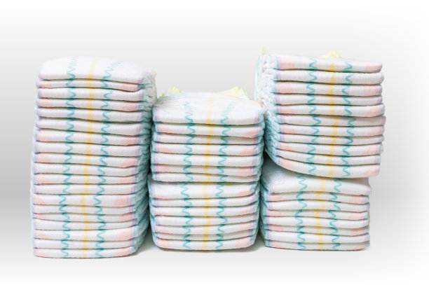堆叠尿布隔离在白色背景。图片下载