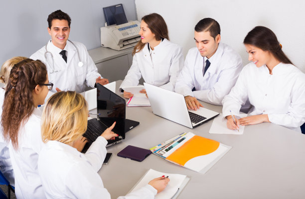 跨国实习生和教授合作图片下载