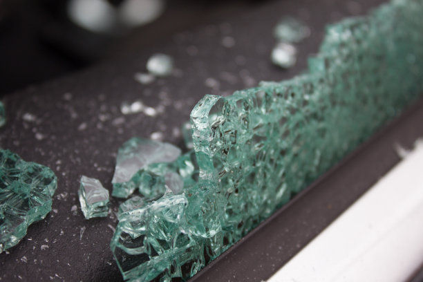 车子受损后，他们闯进来图片下载