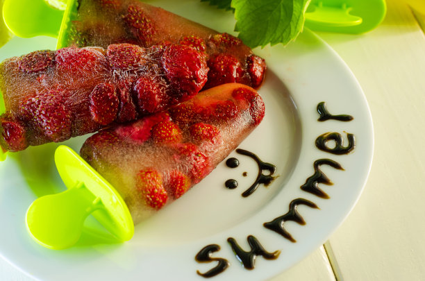 一种用棒子做成的冷冻草莓甜点图片下载