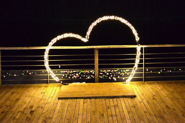 爱情的象征是心和锁图片下载