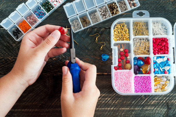 手工制作的珠宝。木制背景上的珠子盒子图片下载