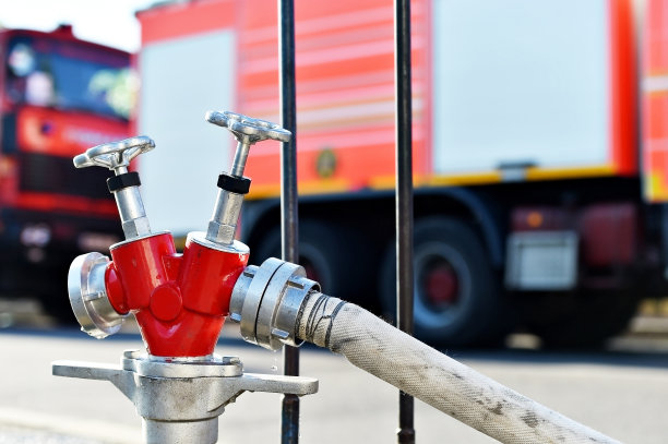 背景是消防栓和消防车图片下载