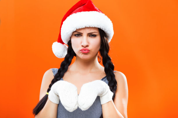 可爱的年轻女子摆姿势与美好的面部表情图片下载