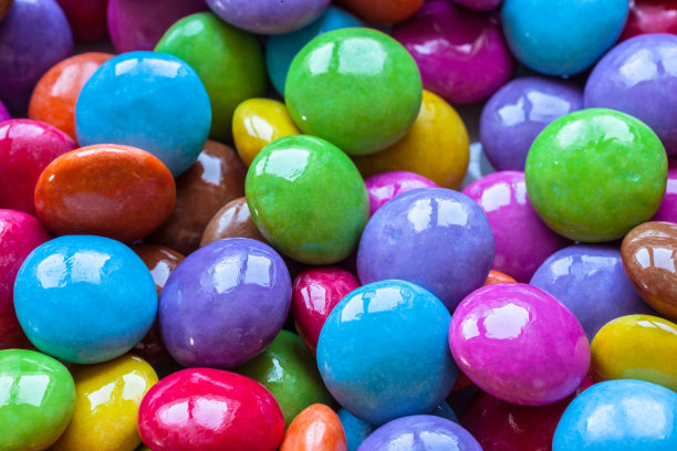 近距离观看彩色巧克力豆素材图片