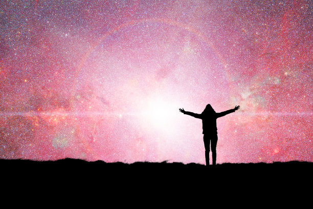 女孩在看星星。素材图片