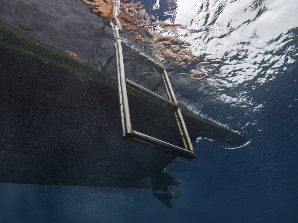 这是潜水船的队长图片下载