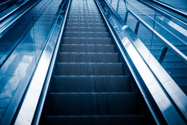 现代建筑中的空电梯图片下载