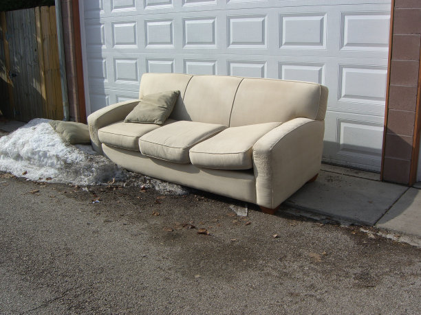 被扔在小巷里当垃圾的沙发图片下载