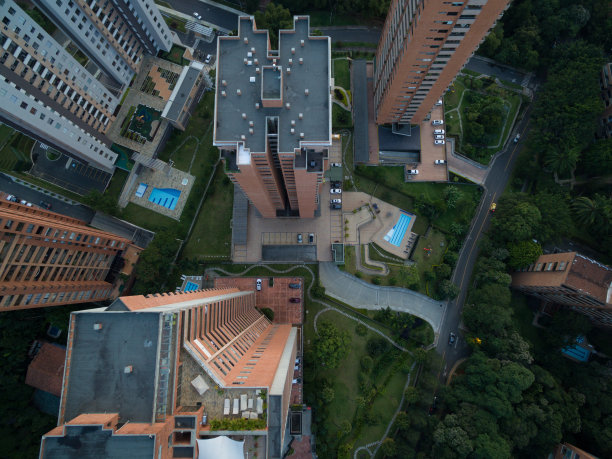 绿色城市的公寓楼图片下载